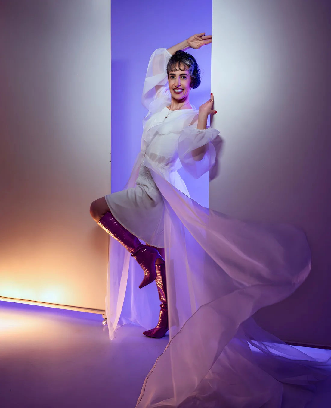 Anaritta Silveira em pose artística, de vestido branco com véu, em luz lavanda